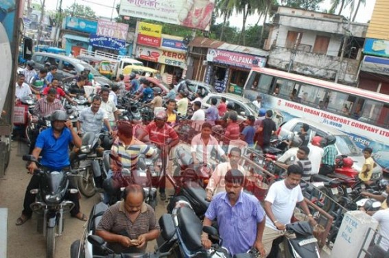 Petrol crisis looms large, huge que observed outside the petrol pump, black marketing goes high, petrol available in black for Rs200 per lt: Government silent